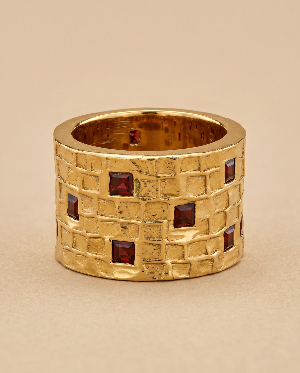 Tay Gemset Chiselled Tube Ring