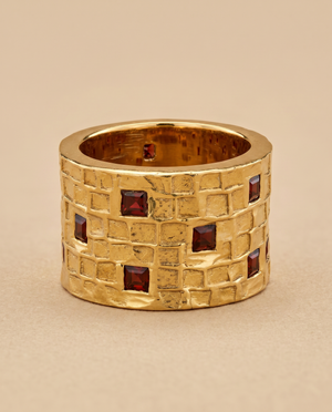 Tay Gemset Chiselled Tube Ring